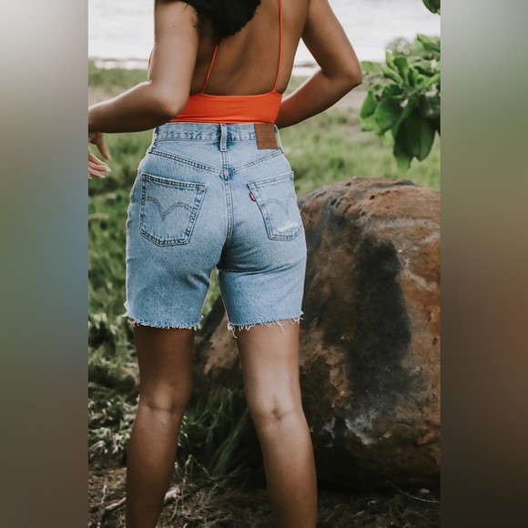 Levi’s Premium 90’s Loose Fit Distressed Jean Shorts in Sketch Artist NEW - Picture 3 of 12